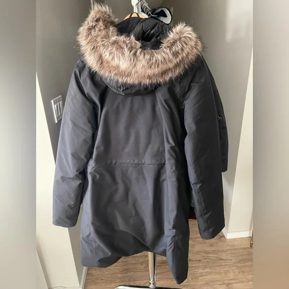 The North Face Women's Black Parka - Picture 3 of 3